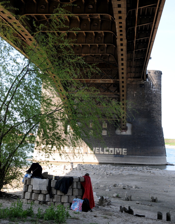 PIC_0032.B.900 Dakloze bouwt huis onder Waalbrug